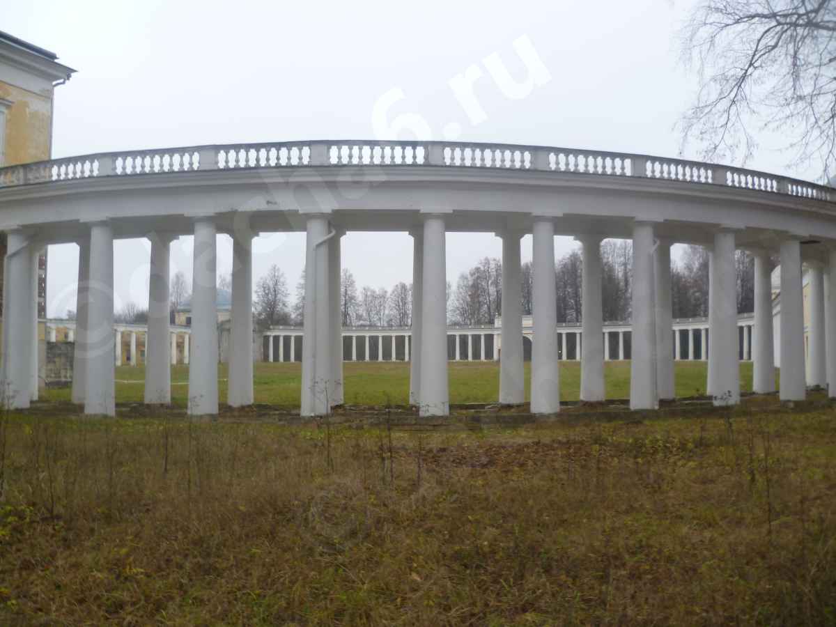Вид на колоннаду с внешней стороны