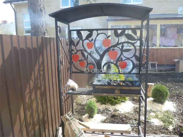 Мангал для дачи с крышей